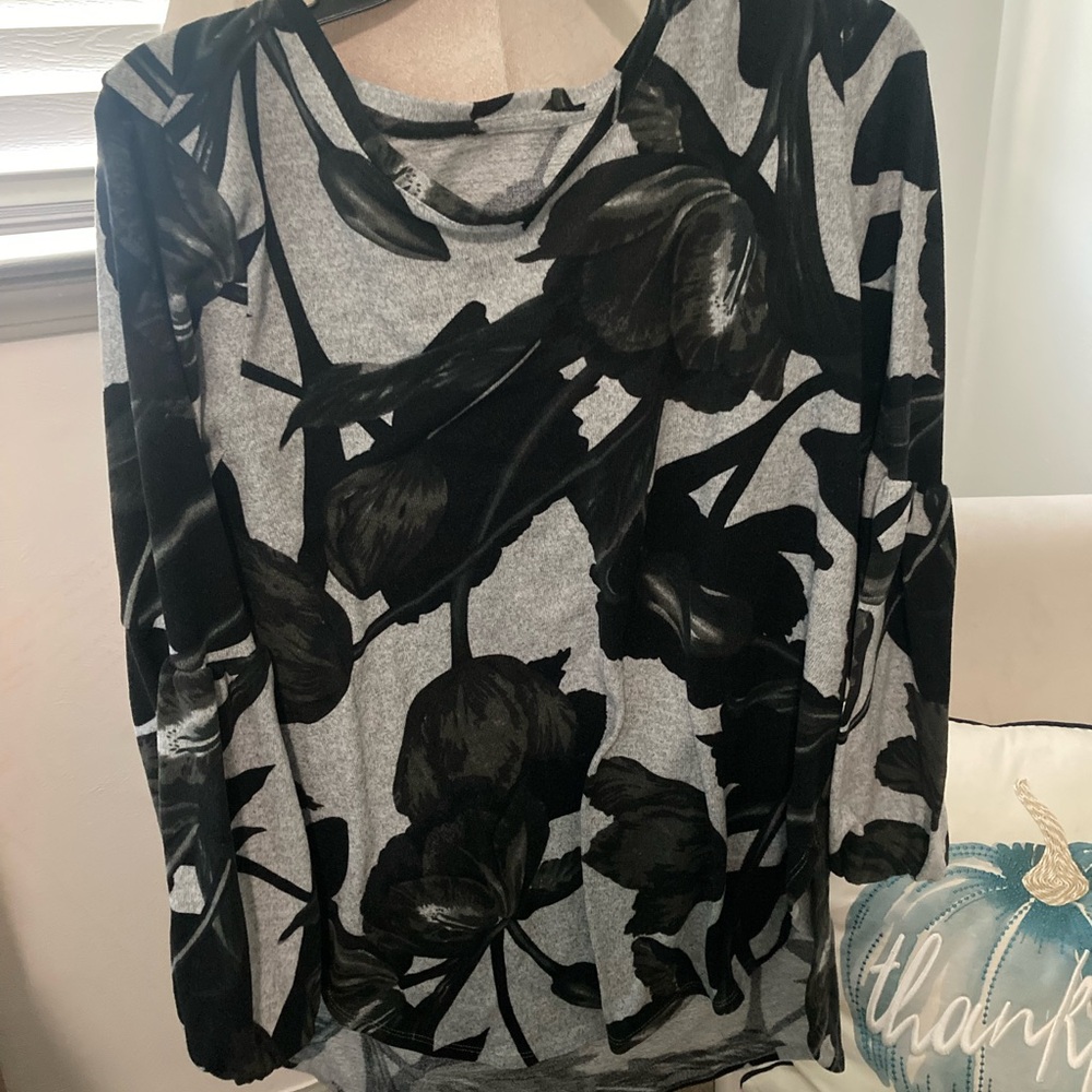 Beautiful blouse . Jersey knit material but dressy ! Fits Sz XL